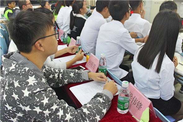 嘉宾仔细听讲.jpg
